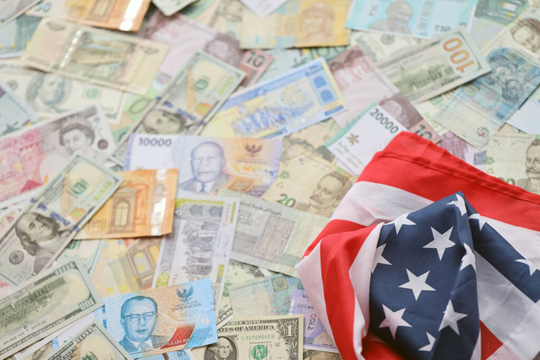 Bandera de los Estados Unidos en muchos billetes de diferentes monedas. Antecedentes de financiación de la guerra y precio de apoyo militar para Estados Unidos de América - Foto, Imagen