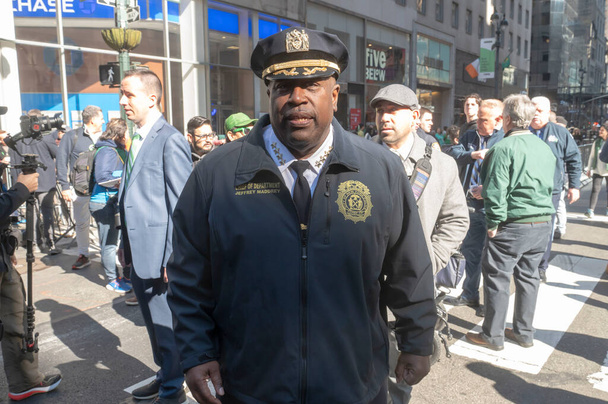 Παρέλαση του Αγίου Πατρικίου στη Νέα Υόρκη. 16 Μαρτίου 2024, Νέα Υόρκη, Νέα Υόρκη, ΗΠΑ: Αστυνομικό Τμήμα Νέας Υόρκης Αρχηγός Τμήματος Jeffrey Maddrey συμμετέχει στην παρέλαση Ημέρα του Αγίου Πατρικίου κατά μήκος της 5ης Λεωφόρου  - Φωτογραφία, εικόνα