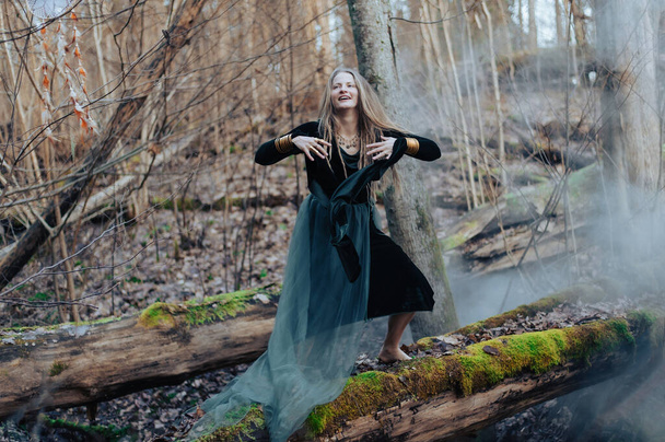 Nainen shamaani koskematon metsässä luonto valkoinen savu sumu tausta - Valokuva, kuva
