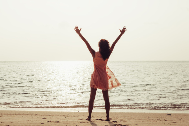 kadının özgürlüğü kumsalda gün batımında mutlu hissediyor - Fotoğraf, Görsel
