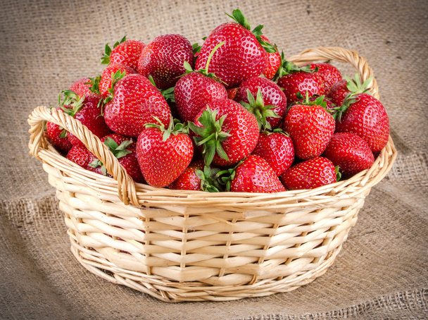Erdbeeren im Korb - Foto, Bild