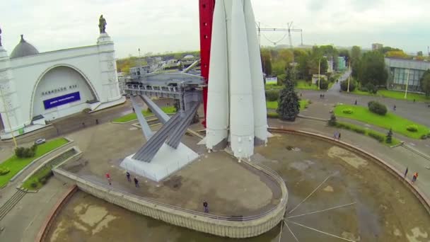 Rocket monument in square of exhibition center at VVC - Filmati, video