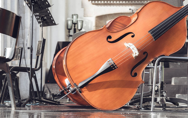 Instrumento clásico de violonchelo en un escenario vacío. Concepto de música clásica. - Foto, Imagen