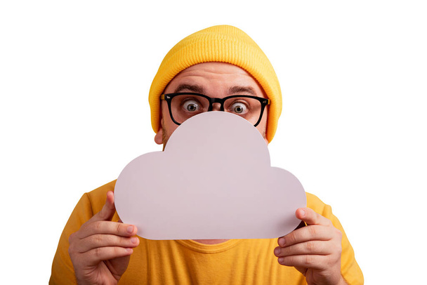 Mann hält Cloud-Speicher isoliert auf weißem Hintergrund - Foto, Bild
