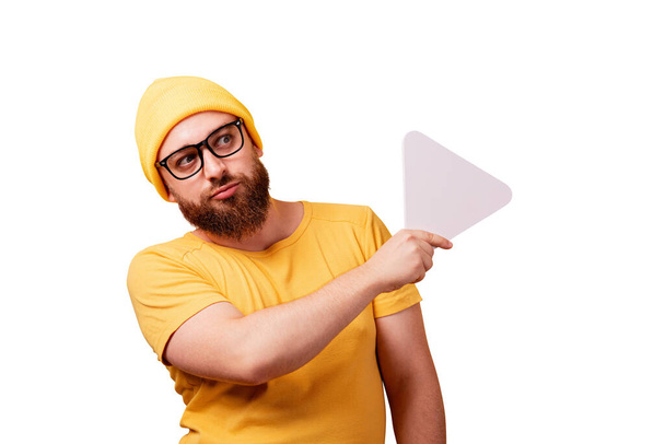 σοβαρός άνθρωπος κρατώντας πατημένο το κουμπί play σημάδι απομονωμένο σε λευκό φόντο - Φωτογραφία, εικόνα