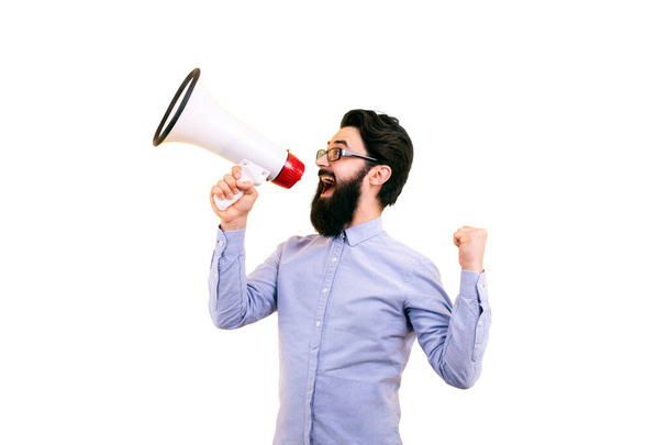 muž křičí do megafonu izolované na bílém pozadí - Fotografie, Obrázek