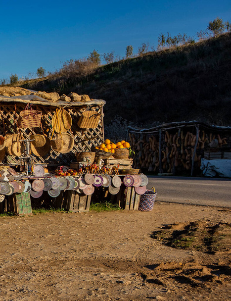 Commerces au bord de la route au Maroc vendant des souvenirs locaux - Photo, image