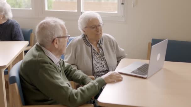 高齢者の2人のスローモーションビデオ ノートパソコンを使用してビデオ通話を楽しんで - 映像、動画