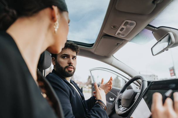 Hombre y mujer profesional en una conversación dentro de un vehículo durante el día. Concepto de negocio, transporte y trabajo en equipo. - Foto, Imagen