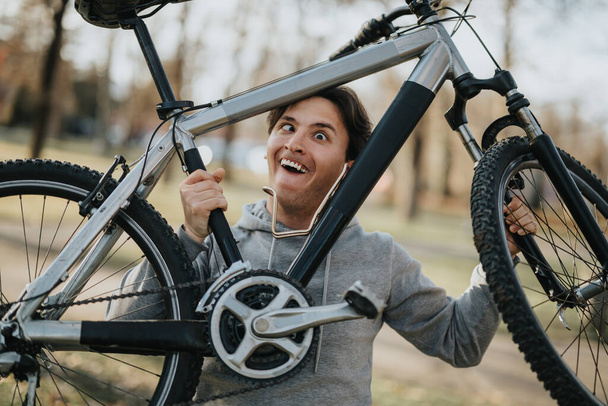 lähikuva henkilöstä, joka korjaa polkupyörää ulkona luonnon ympäröimänä - Valokuva, kuva