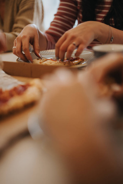 Amigos compartiendo pizza casera durante reuniones informales en interiores. - Foto, imagen
