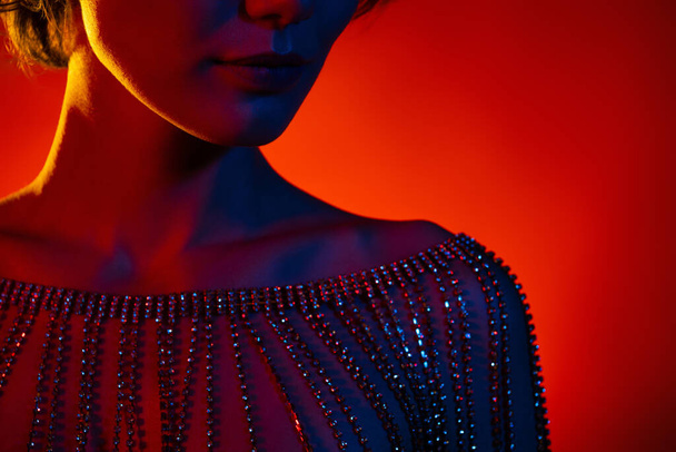 Foto de seductora señora bonita usar piedras de gema collar de joyas espacio vacío aislado naranja filtro de fondo de color. - Foto, imagen