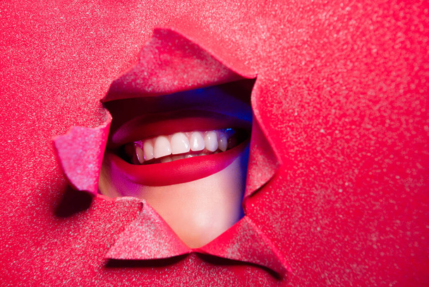 Фото рваного червоного яскравого паперового банера леді посміхається зубним щасливим через. - Фото, зображення