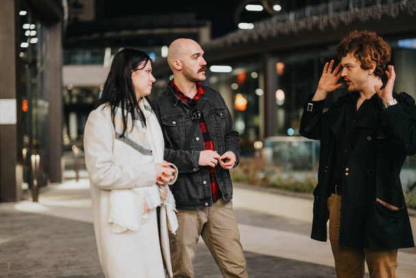 Kolme liike-elämän ammattilaista osallistuu keskusteluun modernin rakennuksen ulkopuolella illalla - Valokuva, kuva