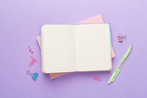 Notebookok írószer színes háttér, felső nézet - Fotó, kép