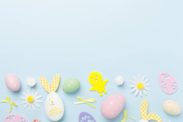 Huevos de Pascua y decoración sobre fondo de color, vista superior - Foto, imagen