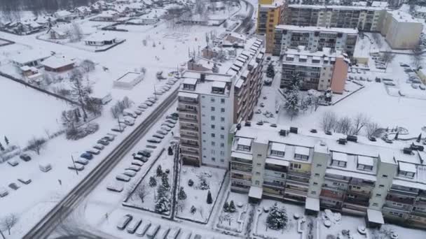 Зимовий житловий будинок Snow Bink below Air View Poland. Високоякісні 4k кадри - Кадри, відео