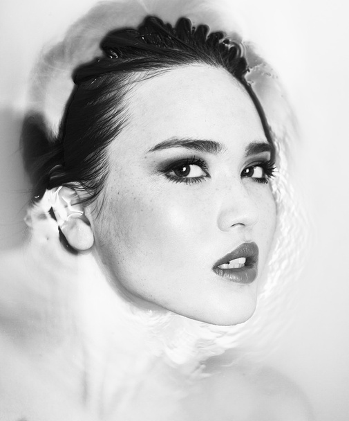 Beautiful model portrait in the bathtub black and white - Foto, immagini