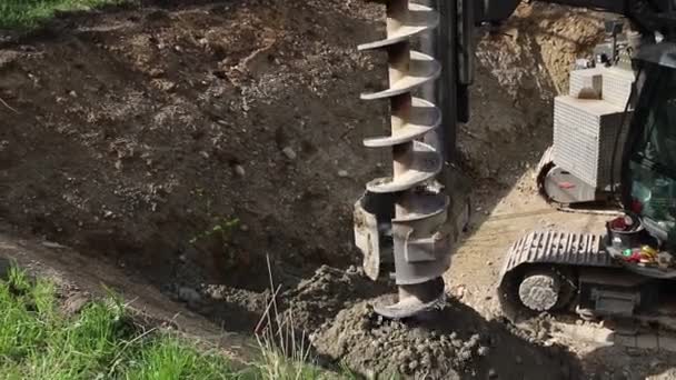 Vidéo d'une grande perceuse pour percer le pilier géothermique et de stabilité - Séquence, vidéo