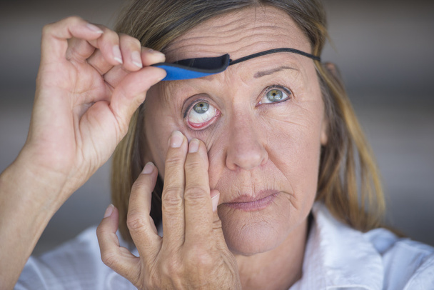 Zraněné matur žena zvedací ochranné oko oprava - Fotografie, Obrázek