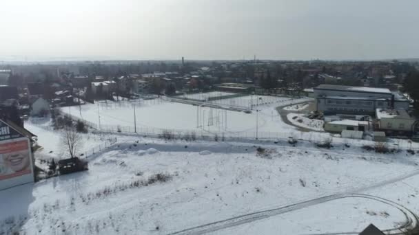 Gyönyörű Playfield School Nowy Targ Aerial View Lengyelország. Kiváló minőségű 4k felvételek - Felvétel, videó