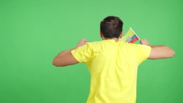 Video im Studio mit Chroma der Rückansicht eines Mannes, der einen ecuadorianischen Wimpel schwenkt - Filmmaterial, Video