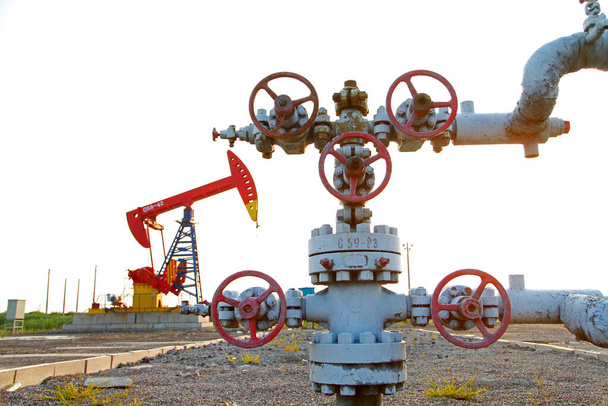 Труби та клапани нафтохімічної промисловості - Фото, зображення