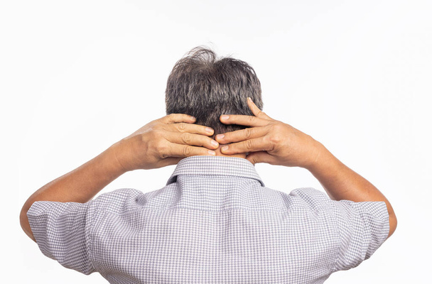 Боль в шее мужчины старшего возраста из-за болезни шейного спондилеза. - Фото, изображение