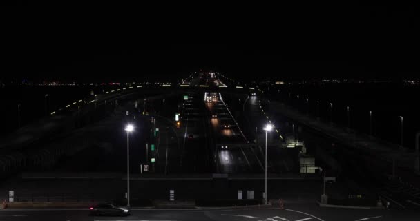 Chiba 'daki Tokyo körfezi bölgesinde bir gece trafiği sıkışıklığı. Yüksek kalite 4K görüntü. Kisarazu bölgesi Chiba Japonya 01.30.2024 İşte Chiba Japonya 'da UMIHOTARU PA denilen otoyol otoparkı. - Video, Çekim