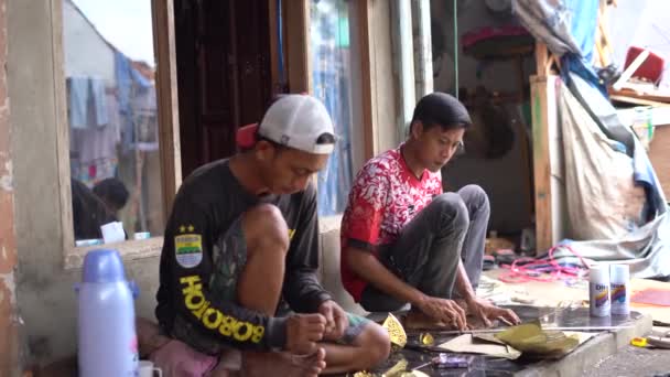 Cianjur, Ινδονησία. 12 Φεβρουαρίου 2024: Τεχνίτες παραδοσιακών φαναριών μουσουλμάνων στο Cianjur ονομάζονται λαμπού Gentur - Πλάνα, βίντεο