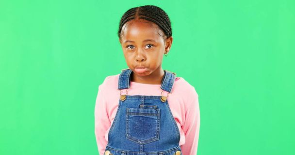 Smutné, výraz a tvář dítěte na zelené obrazovce izolované na pozadí studia. Deprese, nešťastný a portrét afrického děvčete, které vypadá náladově, zklamaně a vyjadřuje smutek. - Fotografie, Obrázek