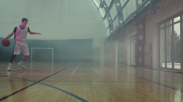 裁判所でバスケットボールをする若い選手 - 映像、動画