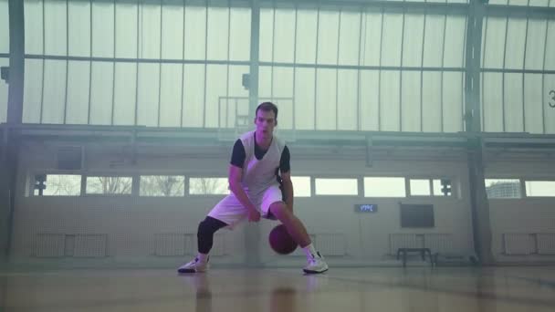 mladý hráč hraje basketbal na hřišti - Záběry, video