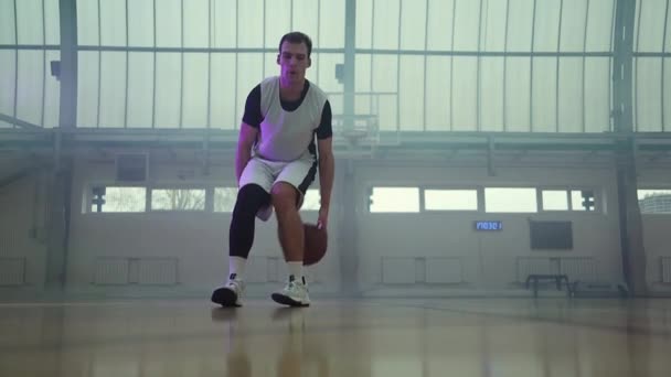 jonge speler basketbal spelen op het veld - Video