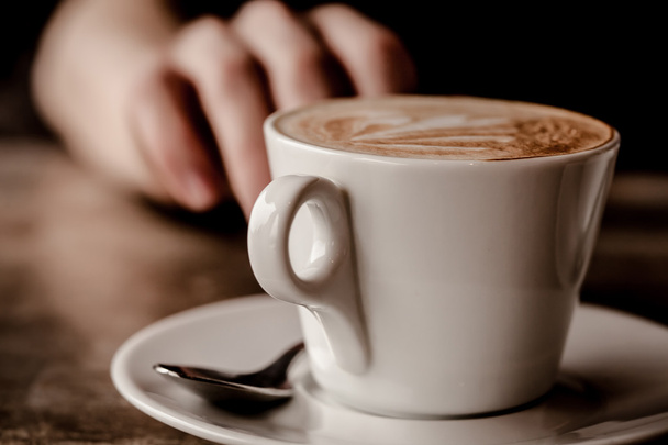 xícara de cappuccino sobre mesa de madeira
 - Foto, Imagem