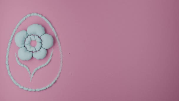 Feestelijke 3D animatie voor de paasvakantie. Een afbeelding van een paasei en de tekst "Happy Easter" en afbeeldingen van bloemen zwellen op een roze achtergrond. Loop animatie met felicitaties. Een zachte roze achtergrond. - Video