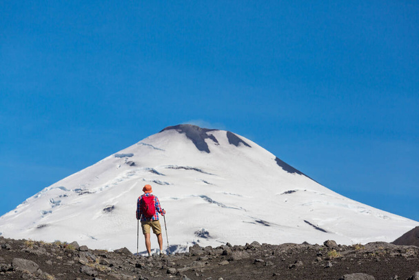 Hombres entre volcanes al atardecer en Chile - Foto, imagen