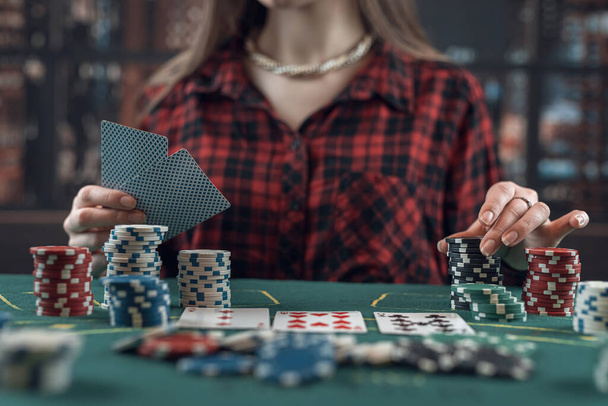 Biała dziewczyna w kasynie gra w pokera, nocny styl życia. Szczęście i szczęście - Zdjęcie, obraz