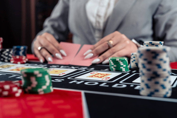 Giocare a poker donna e il gioco d'azzardo nel casinò, trascorrere del tempo in giochi d'azzardo. Gioco d'azzardo notte stile di vita - Foto, immagini