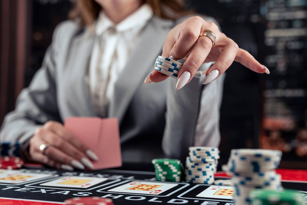 カジノの女性プレーヤー,大きな勝利のチャンスとしてポーカーゲーム. ギャンブルコンセプト - 写真・画像