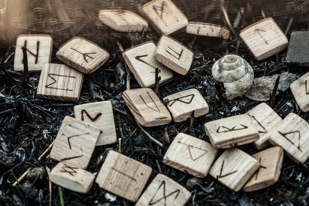 Runen aus Holz auf dem Boden - Foto, Bild