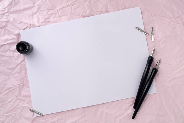 Kırışık kağıt desenli arka planda dalış kalemi olan boş bir kağıt. Yazar işyeri konsepti.  - Fotoğraf, Görsel