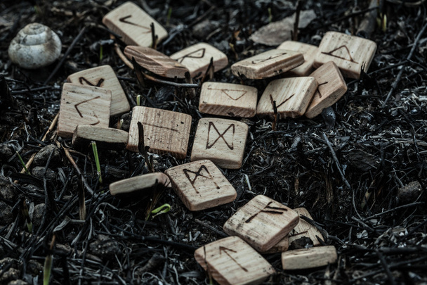 Drewniane runy na ziemi - Zdjęcie, obraz
