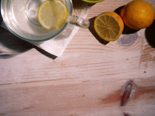 Κάνοντας ζεστό λεμόνι και μέλι για τη φυσική θεραπεία του κρύου και της γρίπης μέσο γενικά επίπεδη lay shot επιλεκτική εστίαση - Φωτογραφία, εικόνα