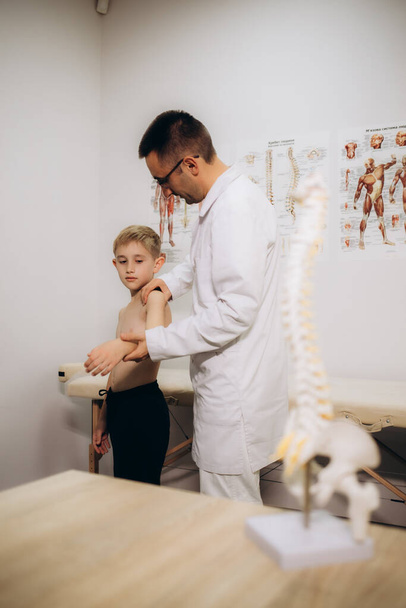 Ortopedista examinando criança está de volta na clínica, close-up. Tratamento da escoliose. Foto de alta qualidade - Foto, Imagem