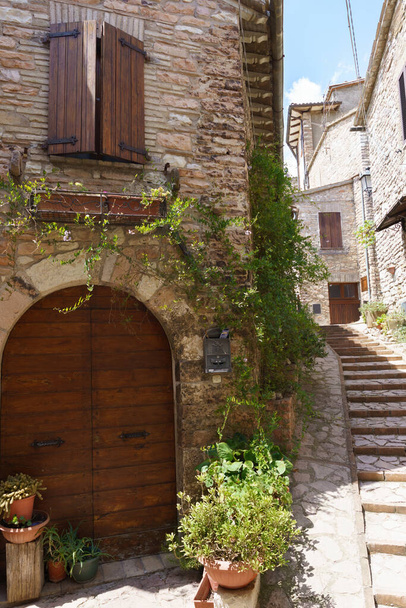 Collepino, pueblo medieval cerca de Spello, en la provincia de Perugia, Umbría, Italia - Foto, imagen