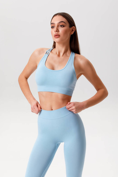Fitness woman. Athletic girl on the gray background - Fotografie, Obrázek