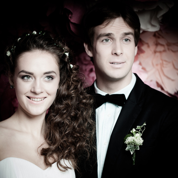 Young couple in wedding gown - Φωτογραφία, εικόνα