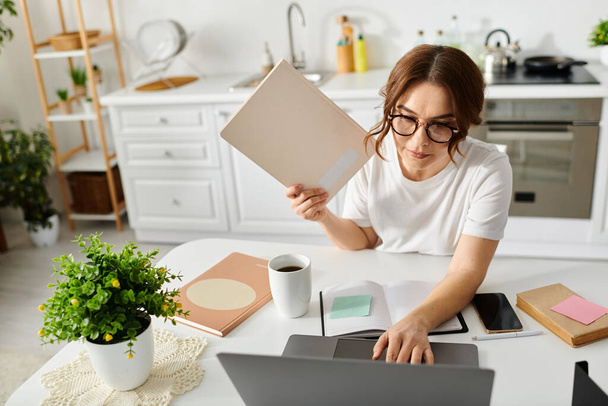 Középkorú nő dolgozik laptop otthon. - Fotó, kép