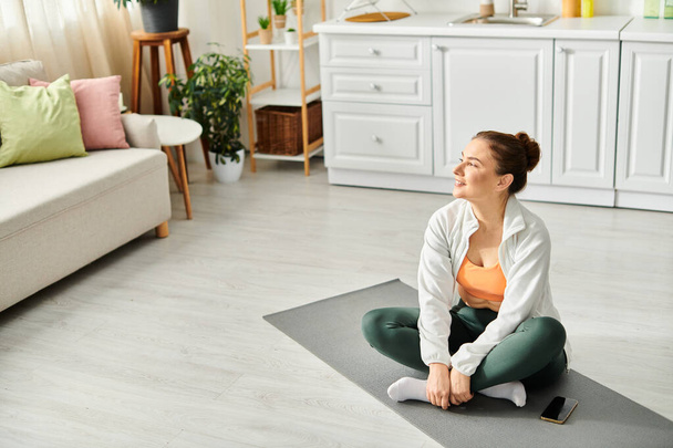 Střední věk žena cvičení jóga na podložce v obývacím pokoji. - Fotografie, Obrázek